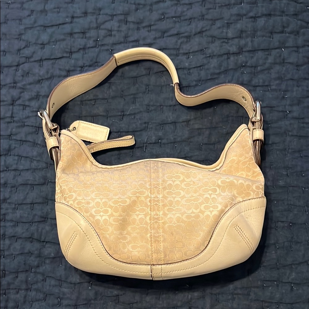 Coach Cream Shoulder Bag with Ergonomic Strap